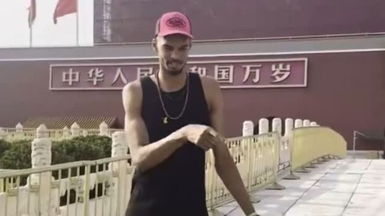 😎文班离开少林寺后还前往北京天安门广场瞻仰了一番！